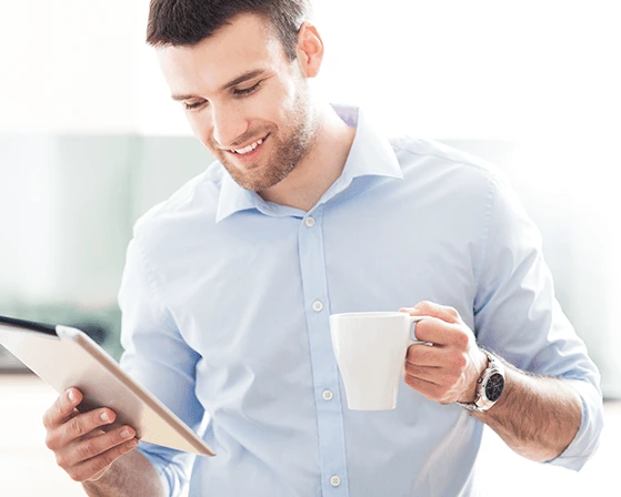 Mann im Büro mit Kaffee